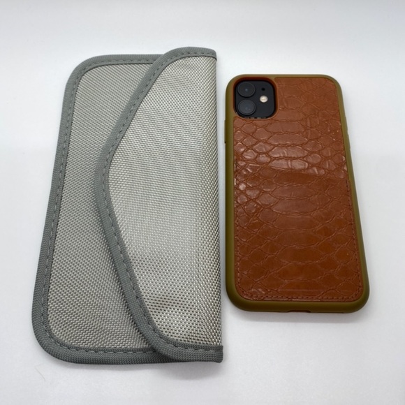 Faraday Signal Blocking 2-Pocket Bag - Picture 2 of 7